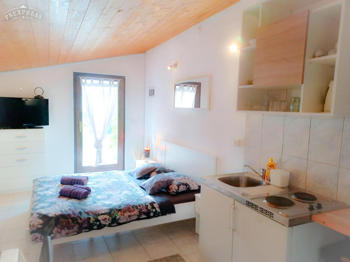 Pampas Studio, Self Check-in